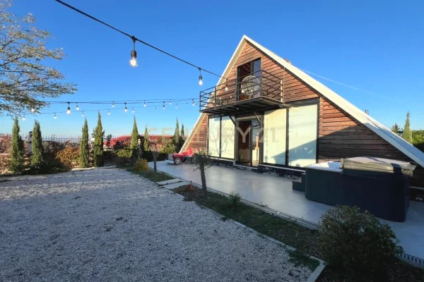 Shtepi ne shitje Vila Luksoze ne Durres, 2+1, Mobilimi E mobiluar, Pagesa 165,000  Euro.