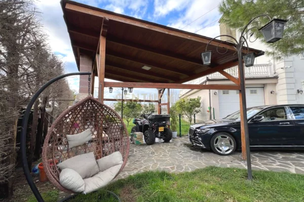 Shtepi ne shitje Vila Luksoze ne Tirane, 5+1, Mobilimi E mobiluar, Pagesa 400,000  Euro.