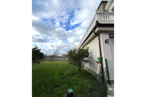 Shtepi ne shitje Vila Luksoze ne Tirane, 5+1, Mobilimi E mobiluar, Pagesa 400,000  Euro.