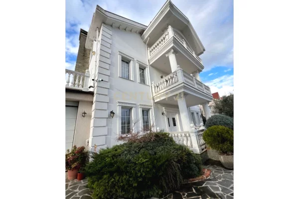 Shtepi ne shitje Vila Luksoze ne Tirane, 5+1, Mobilimi E mobiluar, Pagesa 400,000  Euro.