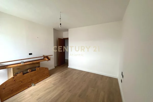 Shtepi ne shitje Apartament ne Durres, 2+1, Mobilimi Bosh, pa mobiluar, Pagesa 115,000  Euro.