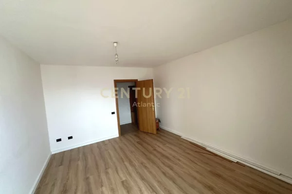 Shtepi ne shitje Apartament ne Durres, 2+1, Mobilimi Bosh, pa mobiluar, Pagesa 115,000  Euro.