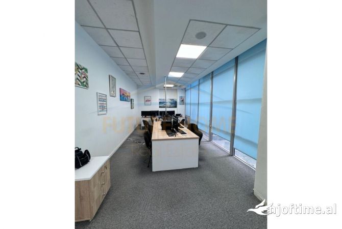Ambiente Commerciale in Affitto 3+1 a Tirana - 1,600 Euro