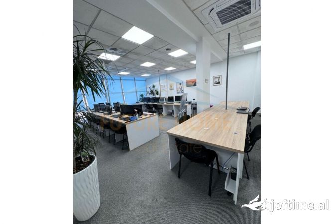 Ambiente Commerciale in Affitto 3+1 a Tirana - 1,600 Euro