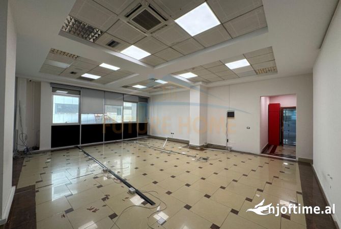 Ambiente Commerciale in Affitto 1+1 a Tirana - 900 Euro