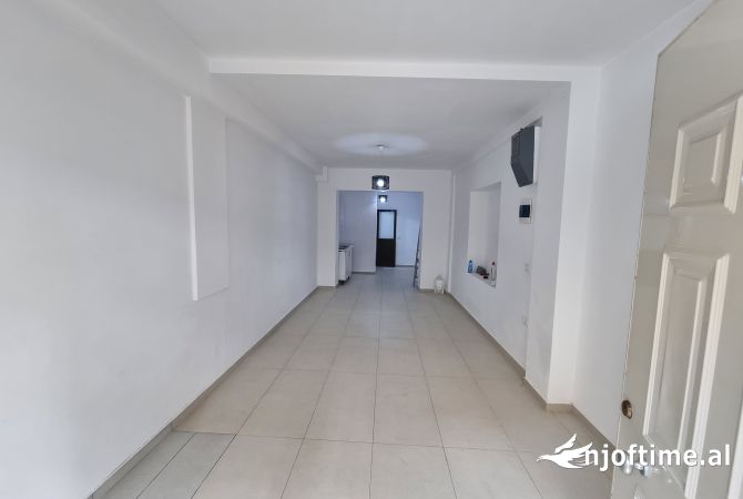 Ambiente Commerciale in Vendita 1+1 a Tirana - 123,540 Euro