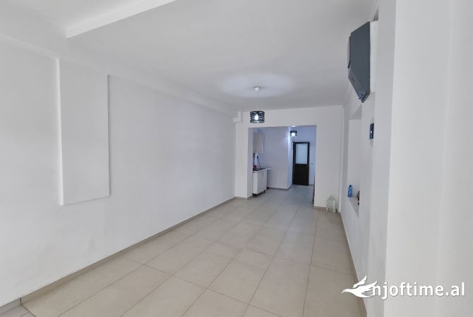 Ambiente Commerciale in Vendita 1+1 a Tirana - 123,540 Euro