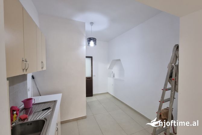 Ambiente Commerciale in Vendita 1+1 a Tirana - 123,540 Euro