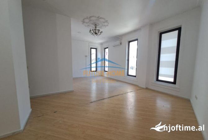 Ambiente Commerciale in Affitto 3+1 a Tirana - 1,520 Euro