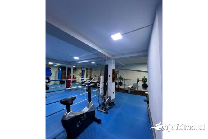 Ambiente Commerciale in Affitto 3+1 a Tirana - 800 Euro