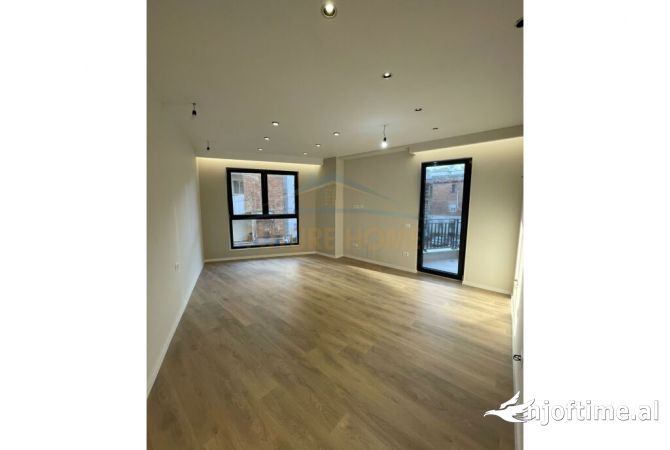 Ambiente Commerciale in Affitto 3+1 a Tirana - 800 Euro