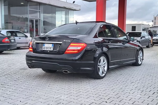 Makina ne shitje ne Lushnje, Mercedes-Benz, 2012 gasoline-gas,Kambio Automatik Pagesa 7,999  Euro.