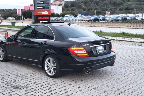 Makina ne shitje ne Lushnje, Mercedes-Benz, 2012 gasoline-gas,Kambio Automatik Pagesa 7,999  Euro.