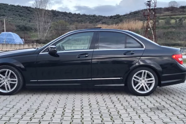 Makina ne shitje ne Lushnje, Mercedes-Benz, 2012 gasoline-gas,Kambio Automatik Pagesa 7,999  Euro.