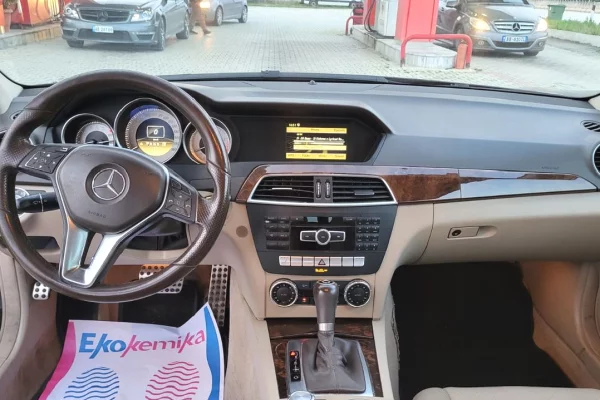 Makina ne shitje ne Lushnje, Mercedes-Benz, 2012 gasoline-gas,Kambio Automatik Pagesa 7,999  Euro.