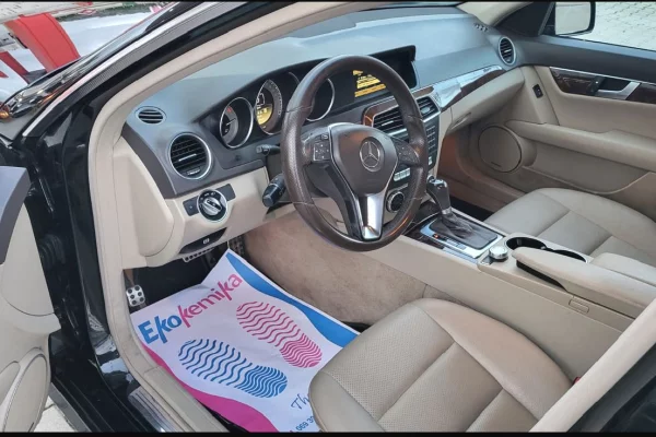 Makina ne shitje ne Lushnje, Mercedes-Benz, 2012 gasoline-gas,Kambio Automatik Pagesa 7,999  Euro.