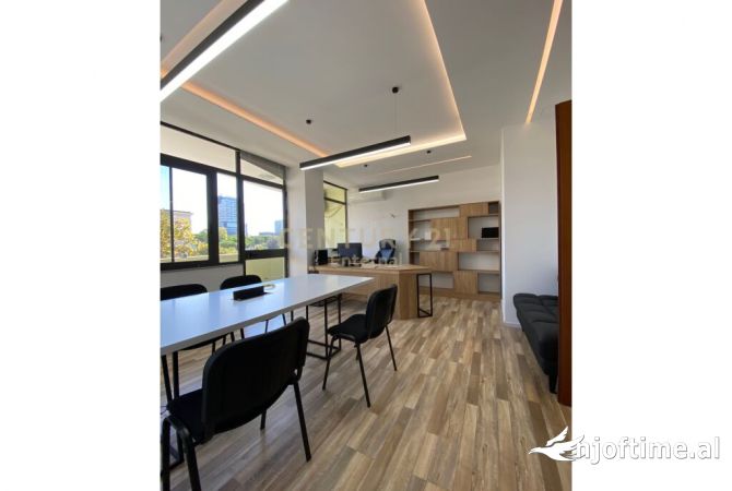 Ambiente Commerciale in Affitto 3+1 a Tirana - 1,000 Euro