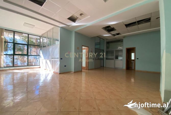 Ambiente Commerciale in Affitto 3+1 a Tirana - 5,500 Euro