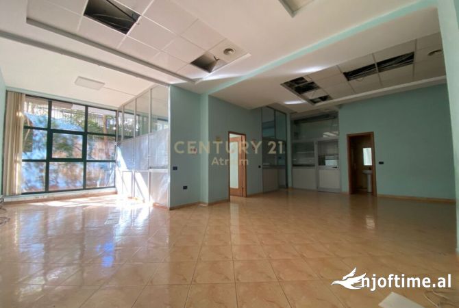 Ambiente Commerciale in Affitto 3+1 a Tirana - 5,500 Euro