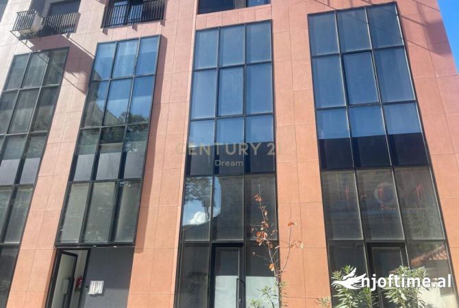 Ambiente Commerciale in Affitto 1+1 a Tirana - 3,900 Euro
