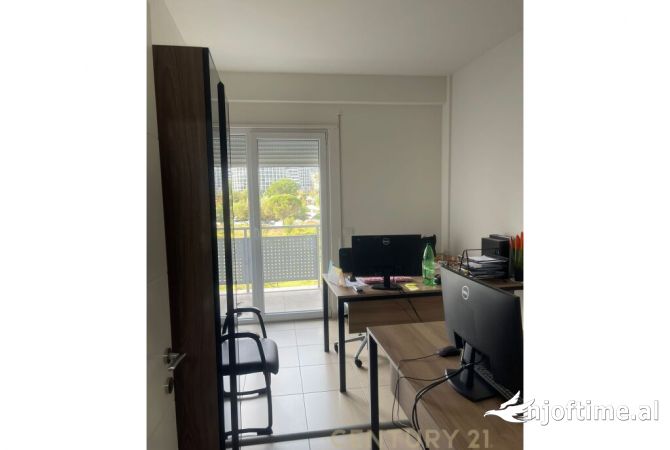 Ambiente Commerciale in Affitto 3+1 a Tirana - 2,000 Euro