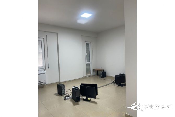 Ambiente Commerciale in Affitto 3+1 a Tirana - 2,000 Euro