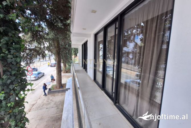 Ambiente Commerciale in Affitto 1+1 a Tirana - 1,200 Euro