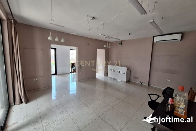 Ambiente Commerciale in Affitto 1+1 a Tirana - 1,200 Euro