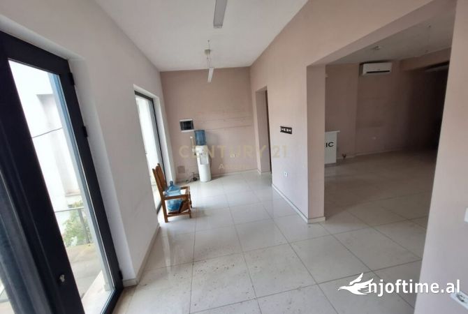 Ambiente Commerciale in Affitto 1+1 a Tirana - 1,200 Euro