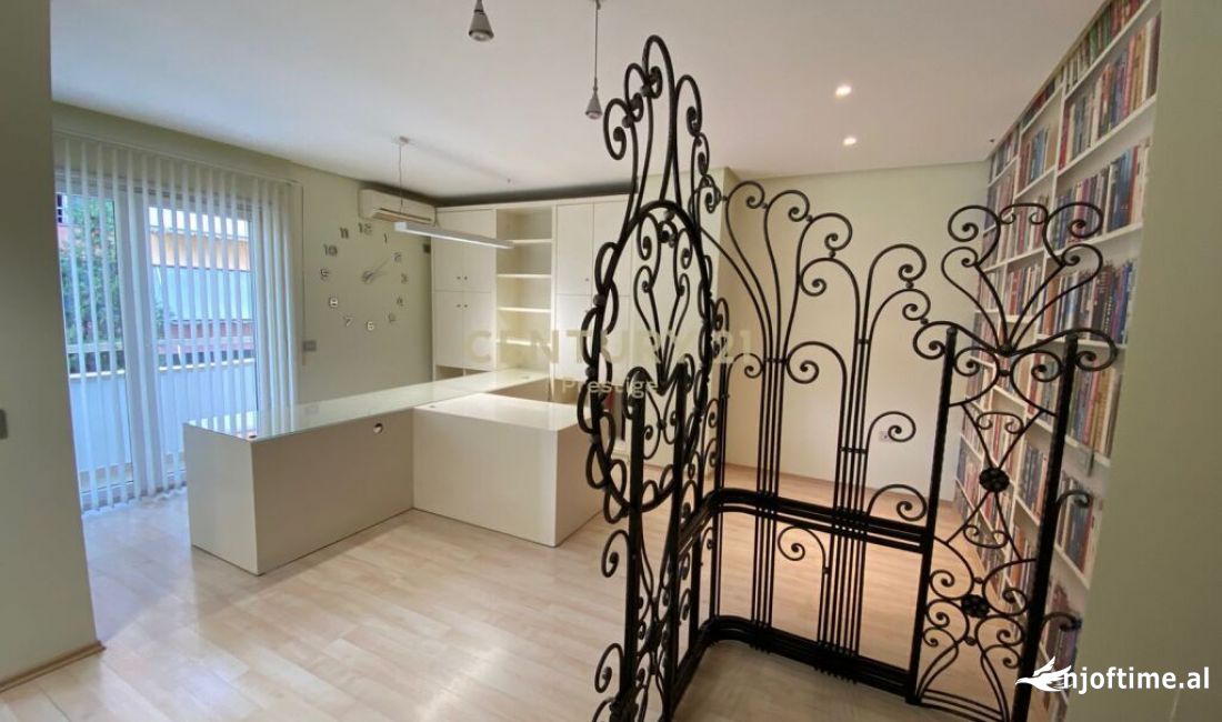 AMBIENT ZYRE ME QIRA, TEK PAZARI I RI, TIRANE!