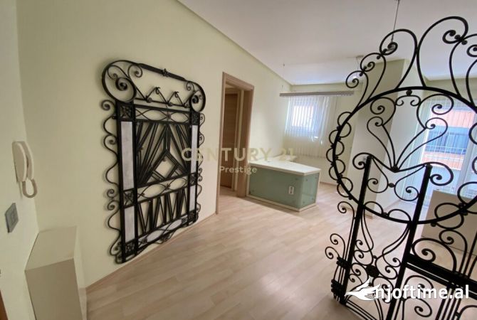 AMBIENT ZYRE ME QIRA, TEK PAZARI I RI, TIRANE!