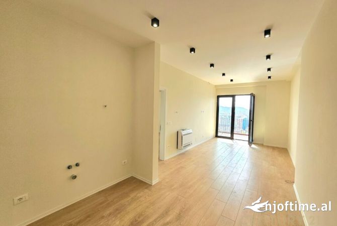 Ambiente Commerciale in Affitto 3+1 a Tirana - 799 Euro