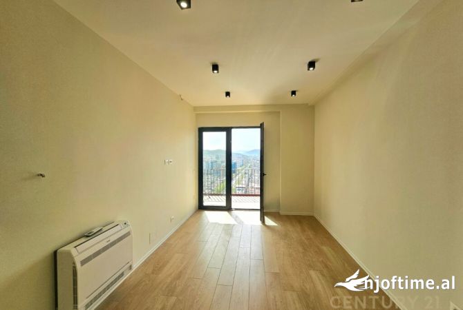 Ambiente Commerciale in Affitto 3+1 a Tirana - 799 Euro