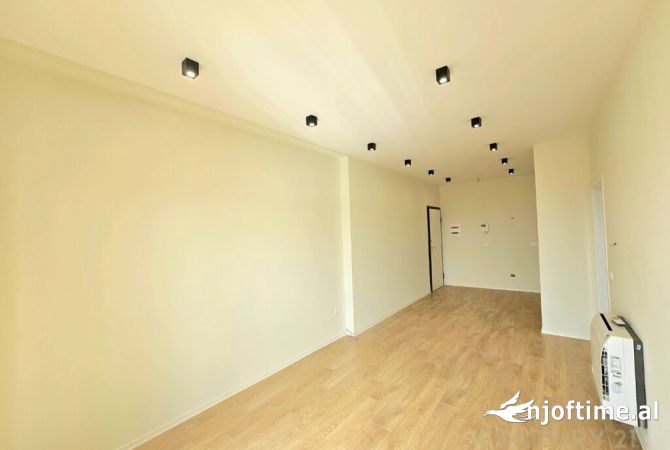 Ambiente Commerciale in Affitto 3+1 a Tirana - 799 Euro