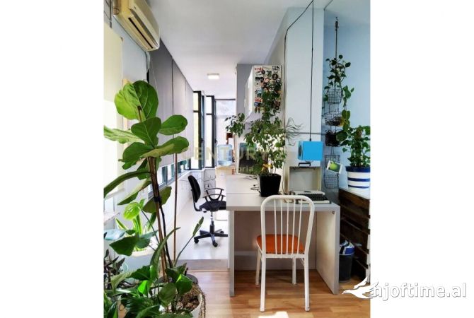 Jepet me qira ambient per zyra te Stacioni i Trenit!
