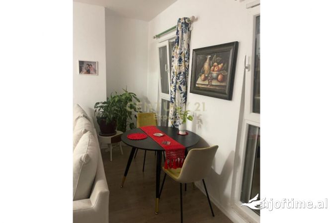 Shtepi ne shitje Apartament ne Tirane, 2+1, Mobilimi E mobiluar, Pagesa 108,900  Euro.