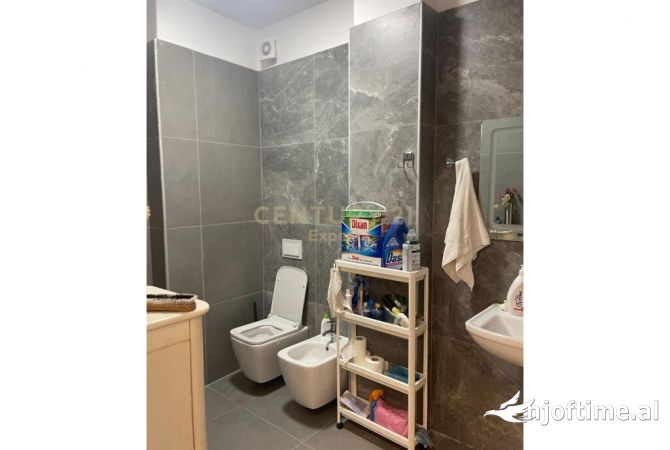 Shtepi ne shitje Apartament ne Tirane, 2+1, Mobilimi E mobiluar, Pagesa 108,900  Euro.