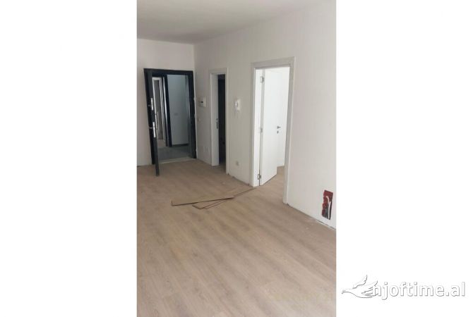 Shtepi ne shitje Apartament ne Tirane, 1+1, Mobilimi Bosh, pa mobiluar, Pagesa 65,000  Euro.