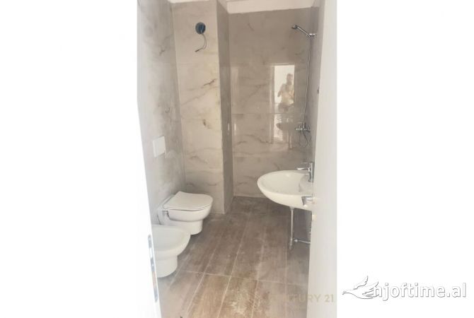 Shtepi ne shitje Apartament ne Tirane, 1+1, Mobilimi Bosh, pa mobiluar, Pagesa 65,000  Euro.