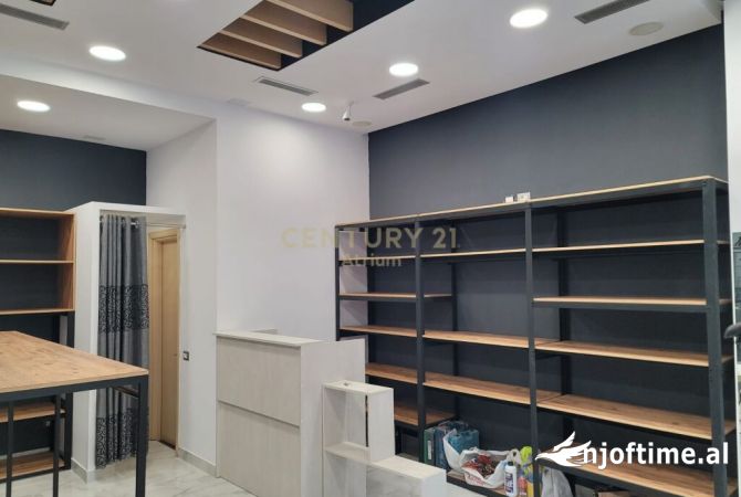 Ambiente Commerciale in Vendita 1+1 a Tirana - 130,000 Euro