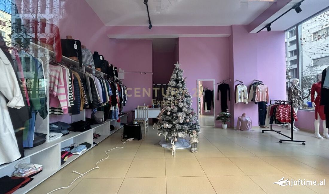 AMBJENT KOMERCIAL PER SHITJE PRANE URBAN GATE