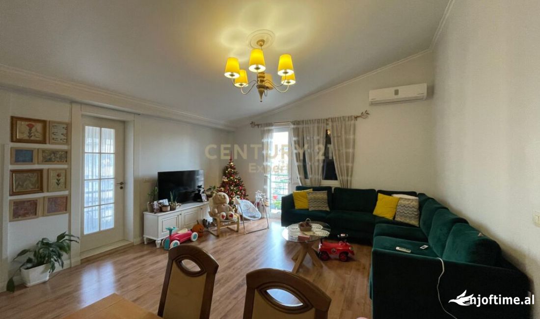 Mansarda(ultimo piano del tetto) in vendita a Tirana 2+1, Arredato