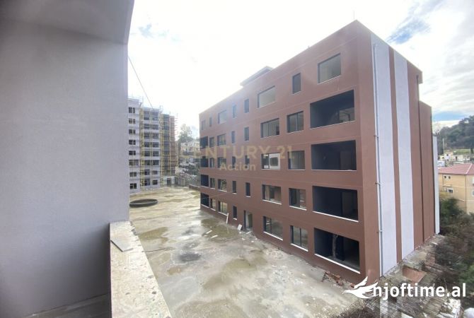 Shitet 2+1+2+post parkimi tek rezidenca Amerikane, Xibraku.