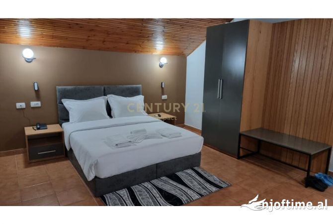 Ambiente Commerciale in Vendita 5+1 a Tirana - 1,600,000 Euro