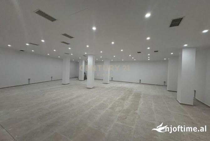 Ambiente Commerciale in Vendita 3+1 a Tirana - 240,000 Euro