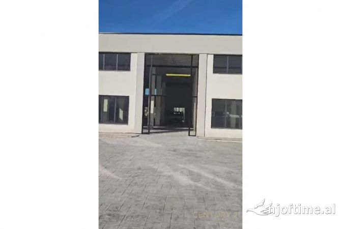 Ambiente Commerciale in Vendita 1+1 a Tirana - 1,800,000 Euro