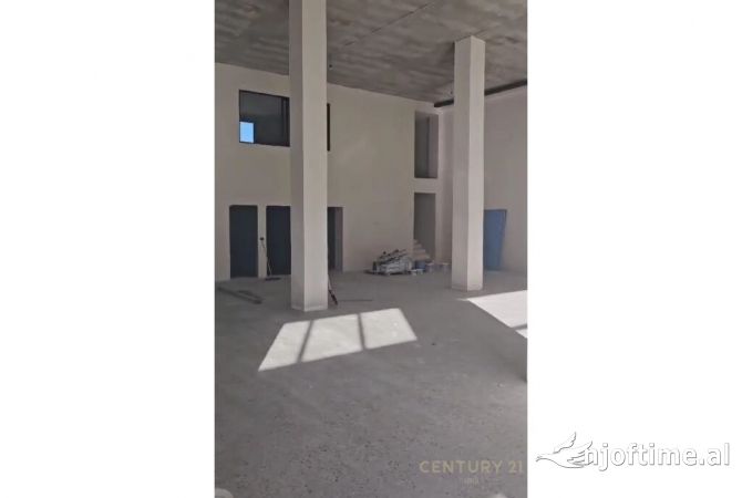 Ambiente Commerciale in Vendita 1+1 a Tirana - 1,800,000 Euro