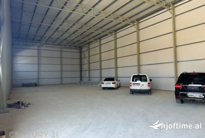 Ambiente Commerciale in Vendita 4+1 a Tirana - 515,000 Euro