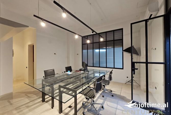 Ambiente Commerciale in Affitto 3+1 a Tirana - 550 Euro