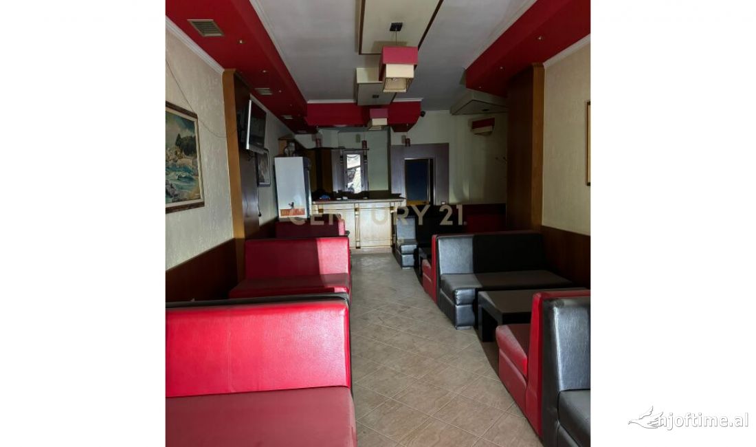 Shitet ambient komercial (bar kafe) te "Pallatet Cabej".